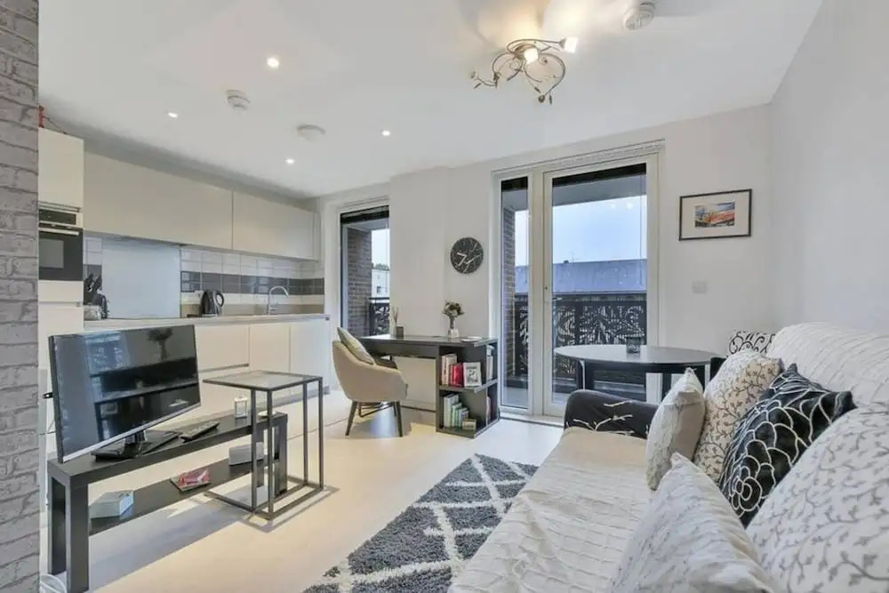 Modern 1 Bedroom Apartment With Balcony