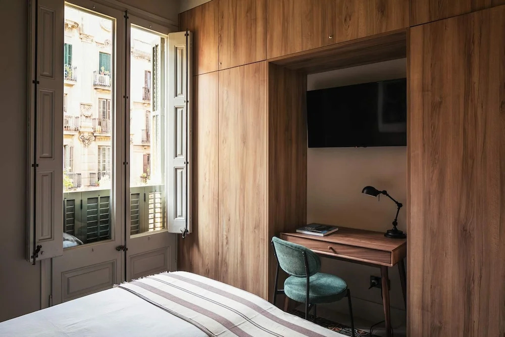 Lovely 6 BR Flat in L Eixample