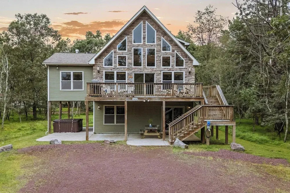 Sleeps 18 Lake Access, Game Room, Close to Skiing Otter Banks by Avantstay