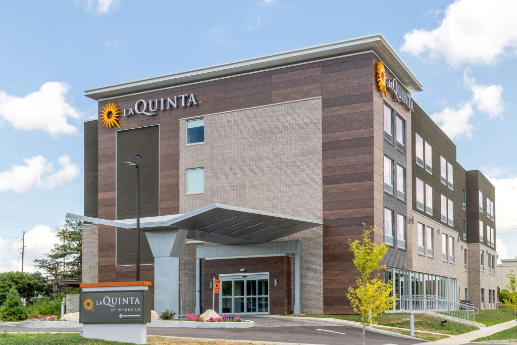 La Quinta Inn and Suites by Wyndham Bloomington