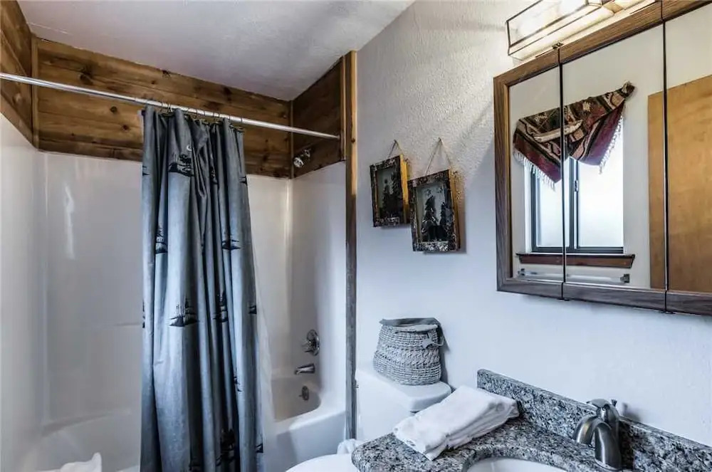 The Breathe Inn - Two Bedroom Cabin with Hot Tub