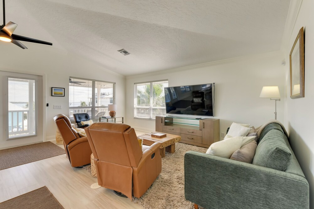 Steps to Ocean & Bay: Bradenton Beach Townhome!