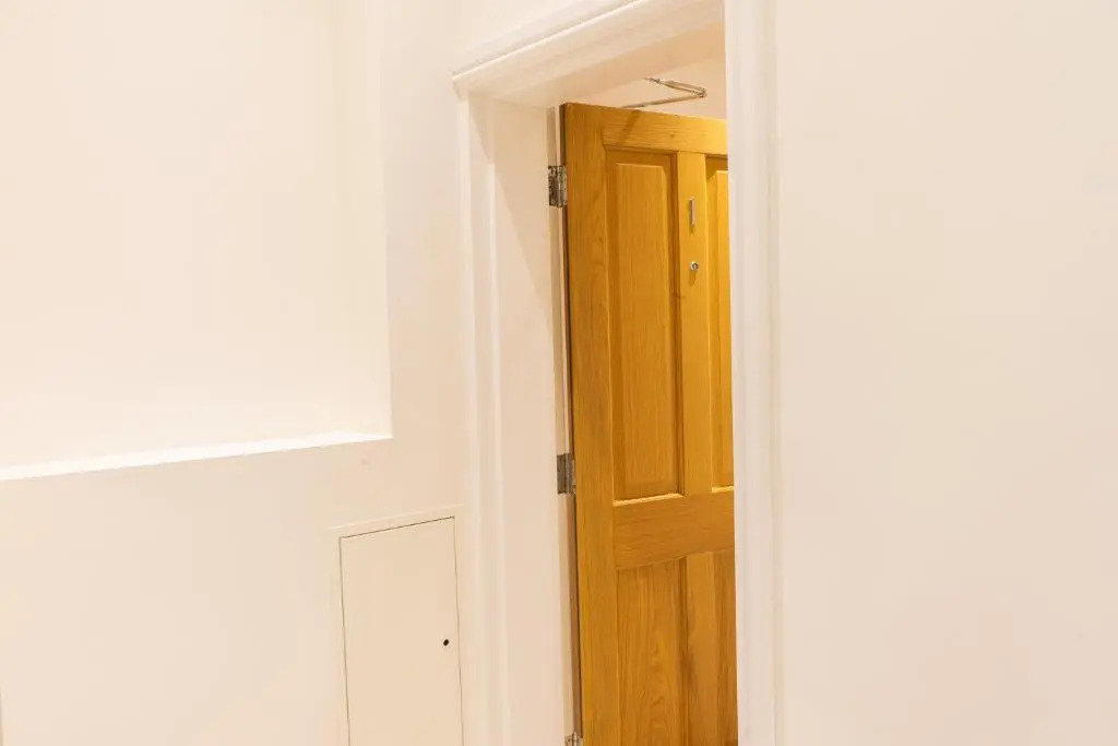 Executive City Centre Apartment with Gated Parking and Stylish Rooms includes Privacy and Space with Luxury Feel plus Courtyard Garden in Amazing Location and Very Highly Rated