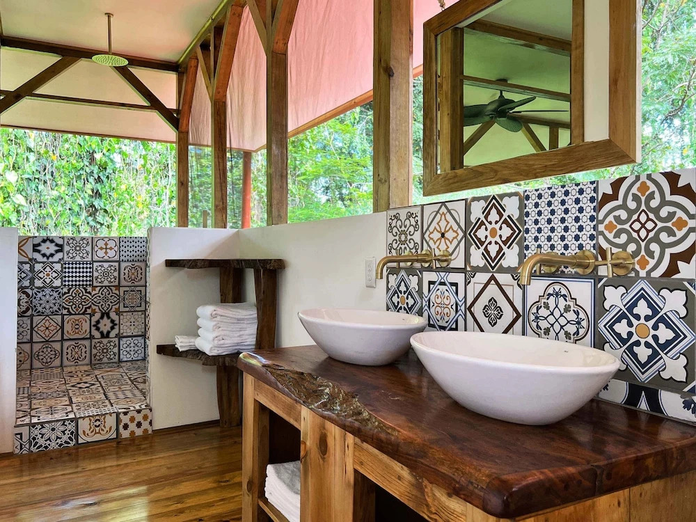 Casa Cayuco Eco-Adventure Lodge