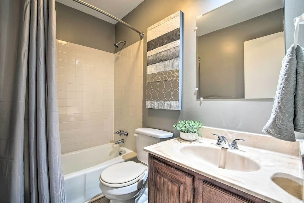 Modern Townhome w/ Fireplace: Near Stoll Park
