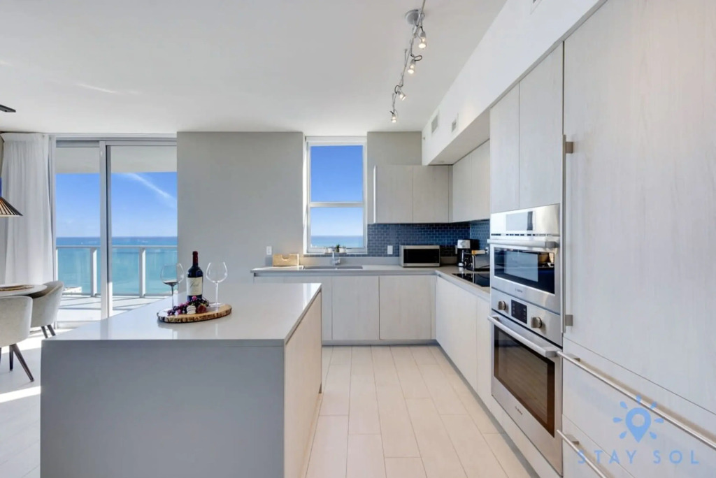 Luxury 2Br Front Ocean & Bay View Amazing Pools