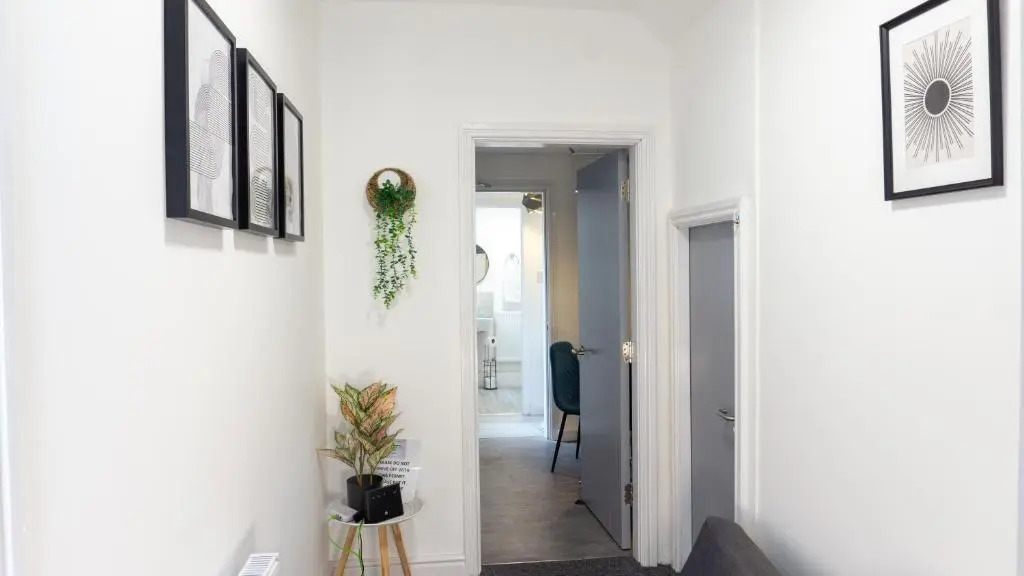 Air Host and Stay - Heyes House- Sleeps 7, free parking, mins from LFC