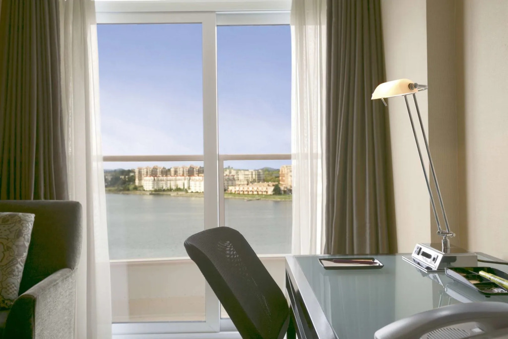 Coast Victoria Hotel & Marina by APA