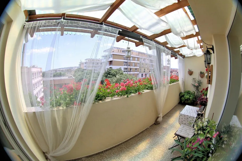 Vintage apartment in the city jungle