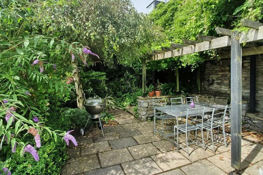 16 Clarence Hill - Iconic Dartmouth House with Enchanting Garden