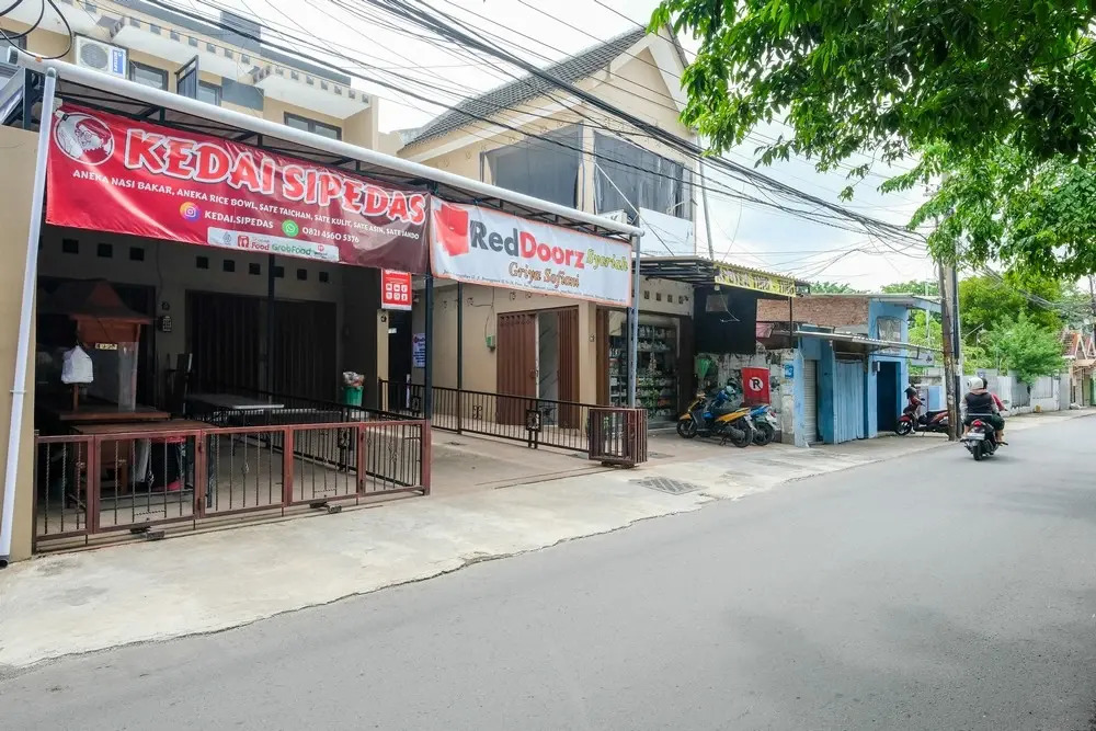 RedDoorz Syariah near Stasiun Gubeng 2