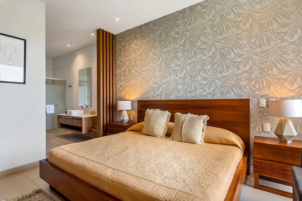 5th-floor apt Near the Ocean With Infinity Rooftop Pool, Balcony, Washer/dryer