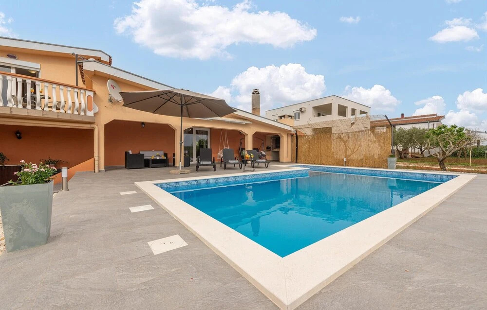 Luxurious Home In Debeljak, Sukosan