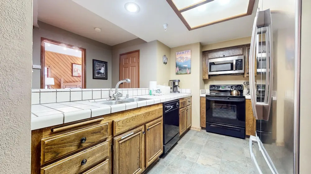 Inviting Mountain Retreat Steps From Ski Lifts!