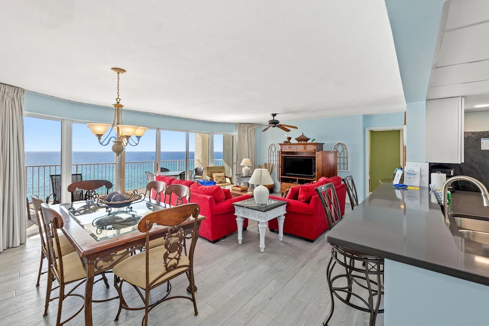 Gulf Front Living Room And Master Suite! Sleeps 8