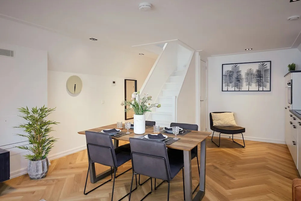 Damrak Short Stay Amsterdam