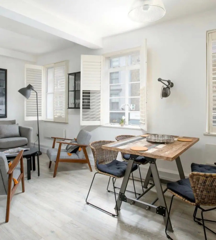 Rustic 2 Bed Maisonette Over 3 Floors In Goodge St