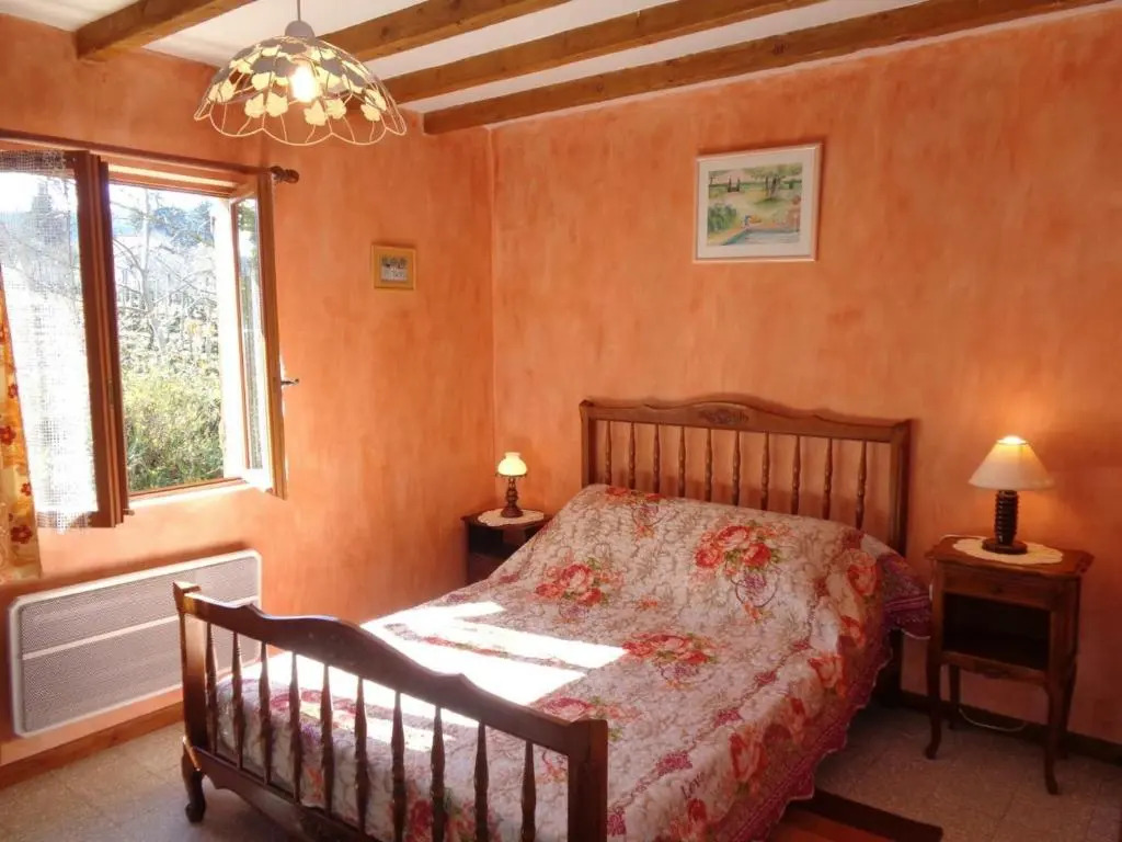 Gîte familial à Saint-Haon-le-Châtel avec piscine et animaux admis - FR-1-496-21