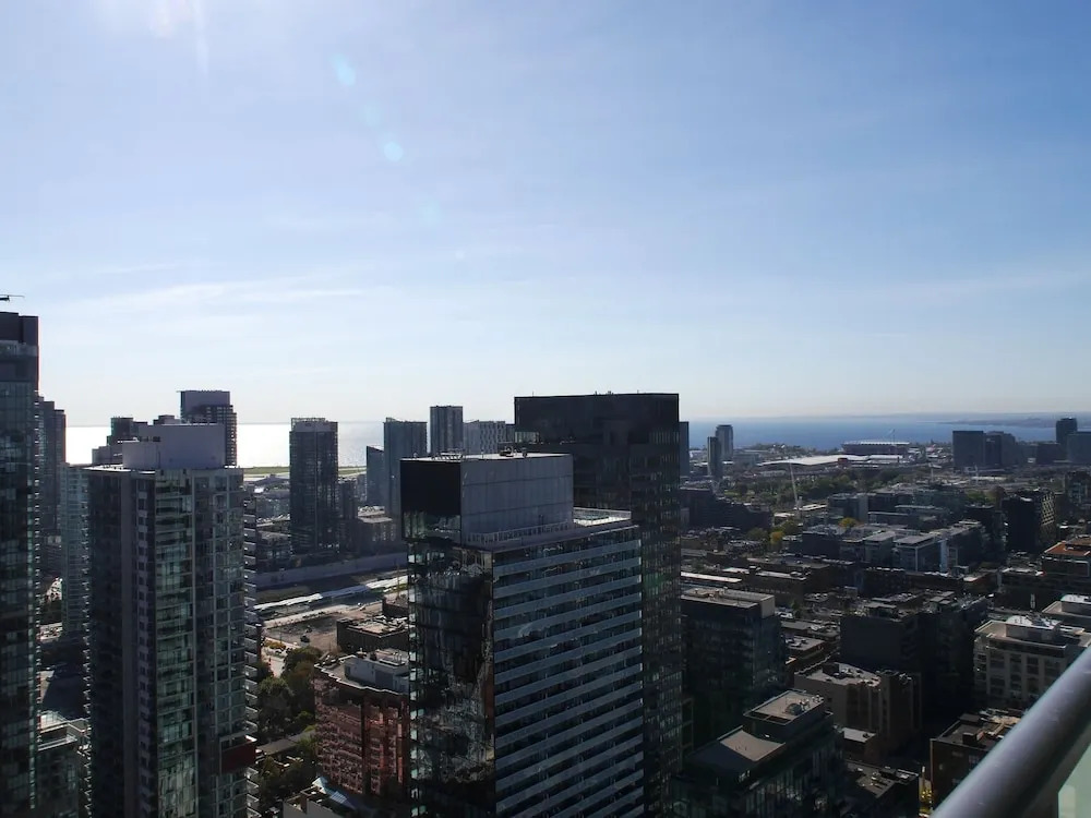 Modern 1BR Condo - Stunning View