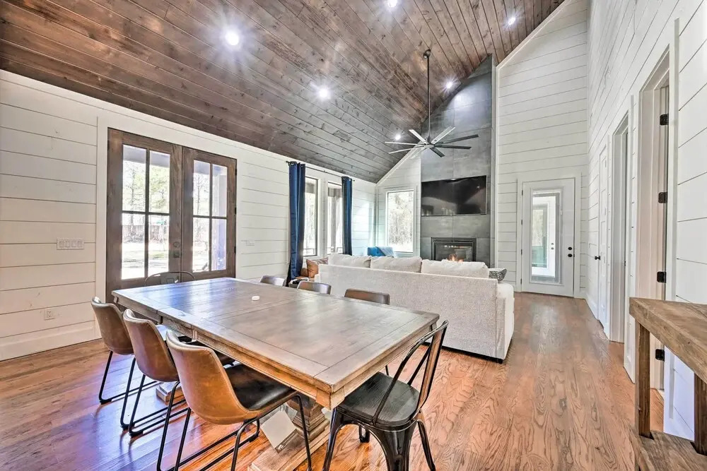 Private Hot Tub, Outdoor Fireplace: Broken Bow Gem