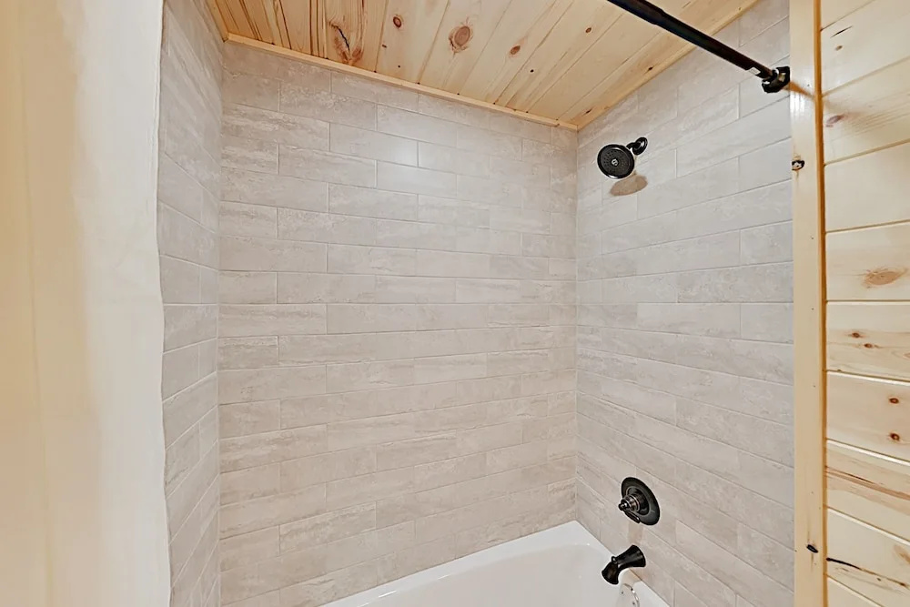 Southern Comfort: All-suite Getaway W/ Hot Tub 2 Bedroom Cabin