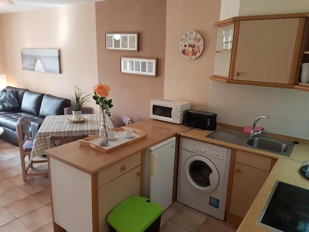 Castle Harbour with heated pool, only 700 meters to the beach, Wifi, balcony