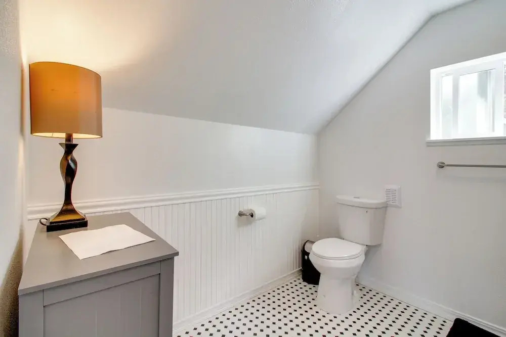 1 Mi to Dtwn Coos Bay: Sleek Apt w/ Deck & Views!