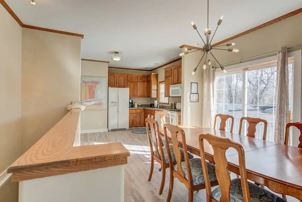 Pet-friendly 4 BR Family Stay Near Downtown