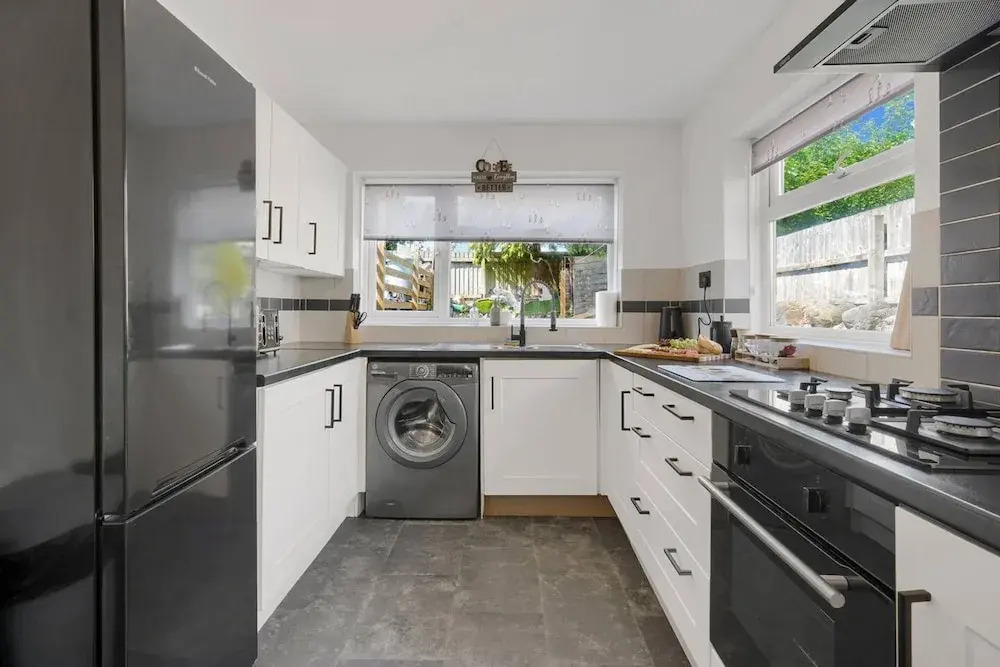 Central Chic - Huge Home - Free Wifi
