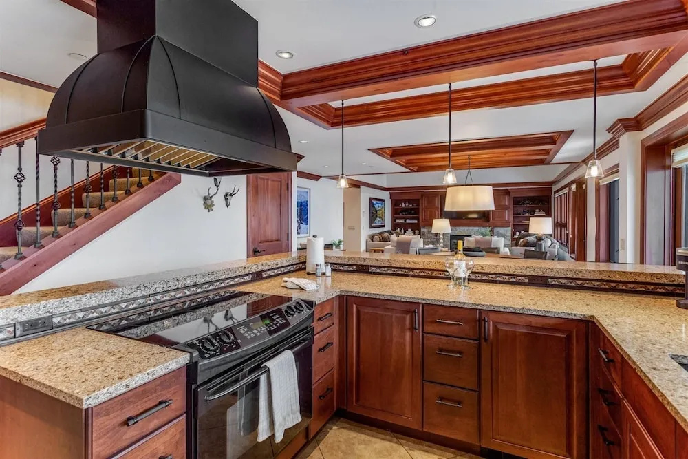 Exclusive 4 Bedroom Ski In, Ski Out Vacation Rental With Hot Tubs And Heated Outdoor Pool In Lionshead Village