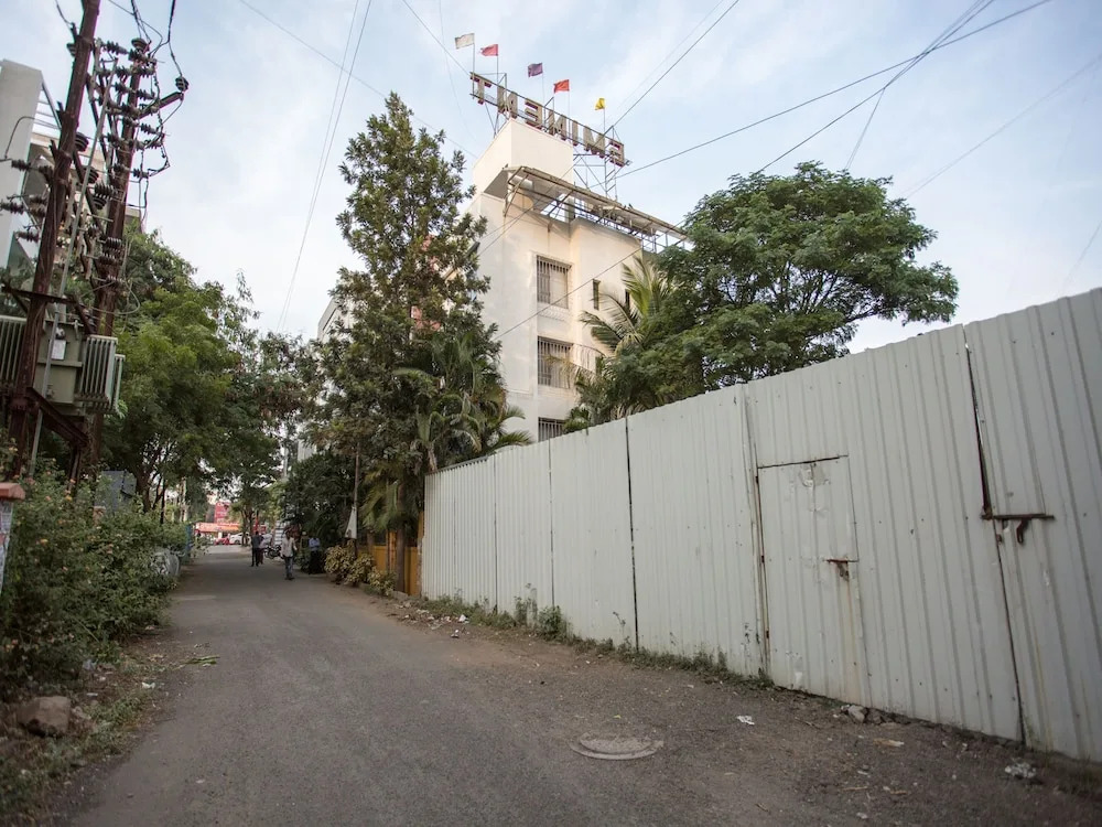 OYO 10934 Hotel Eminent