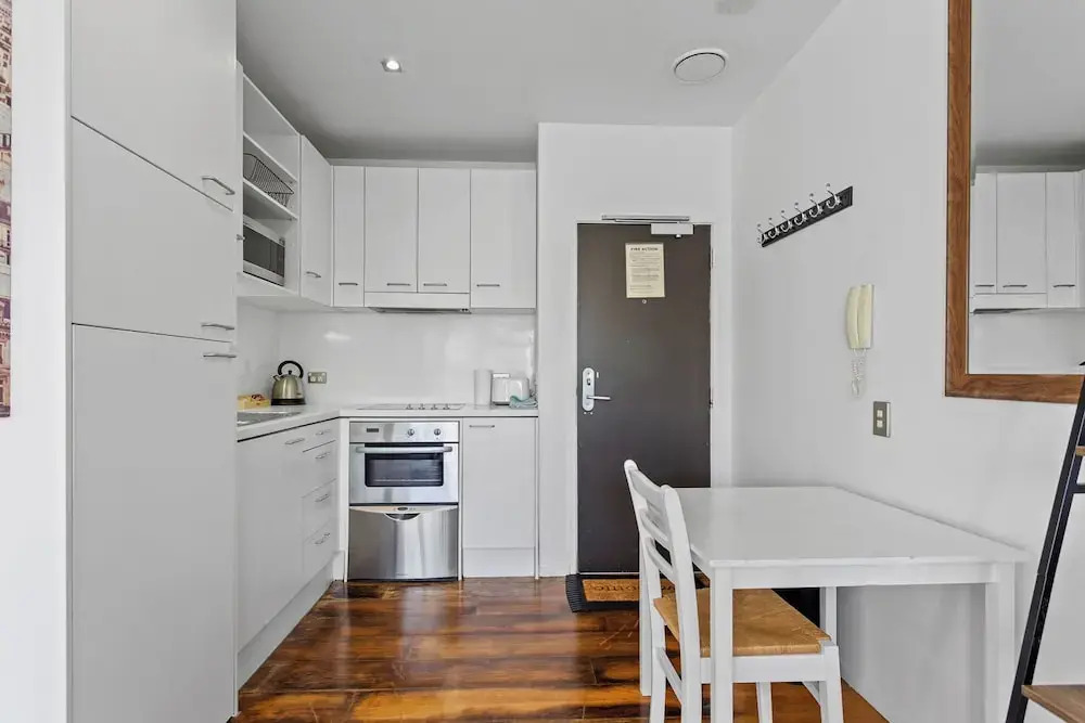Central Charming 2-Bedroom - Pool & Gym!