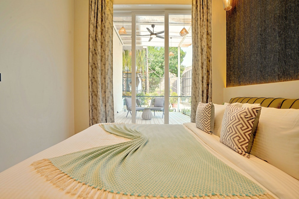 ELIVAAS Meraki Luxe 6BHK Glass Villa