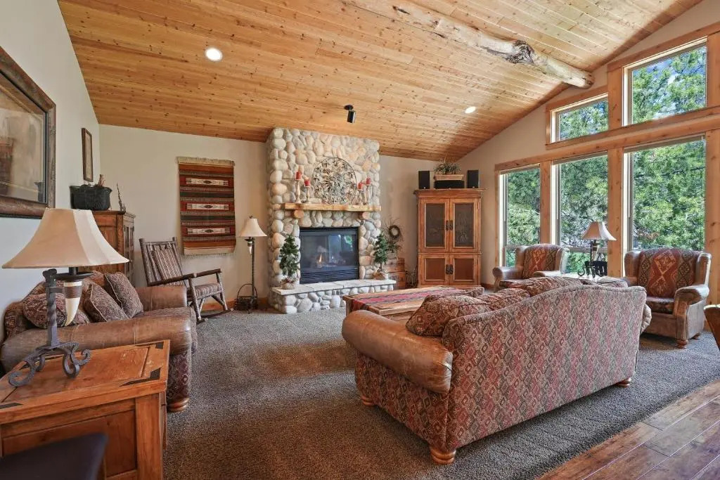5 Vine Maple 6 Bedroom Home by Redawning