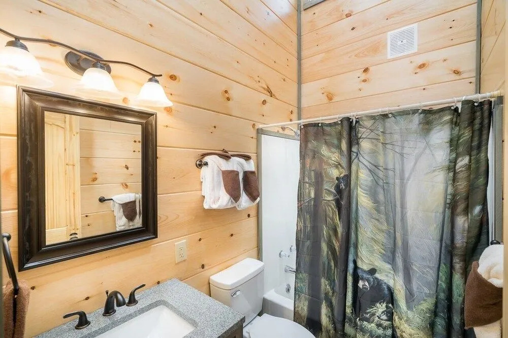 Black Bear Lookout 2 Bedroom Home by Redawning