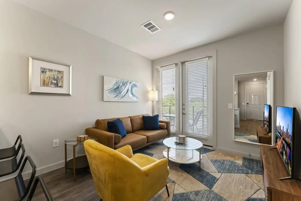 Prime Soco Cozy 1BR King Suite w Pool Parking