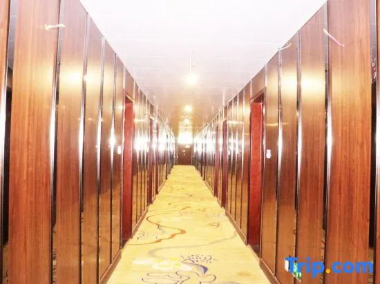 Huayi Hotel (Huitong RT Mart store, Mengshan Avenue, Linyi)