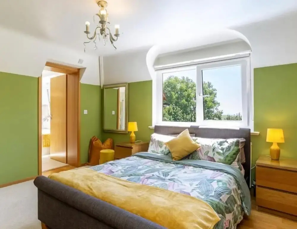 Sleeps10/18-parking-garden-pool-hottub-balcony