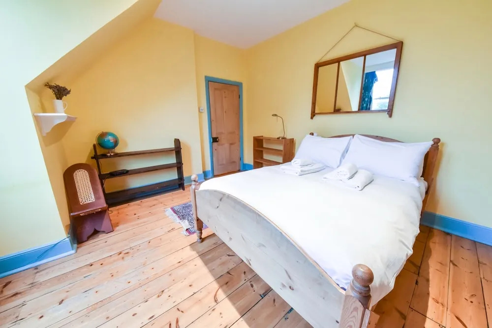 2 Bedroom Top Floor Flat Near Willesden Green