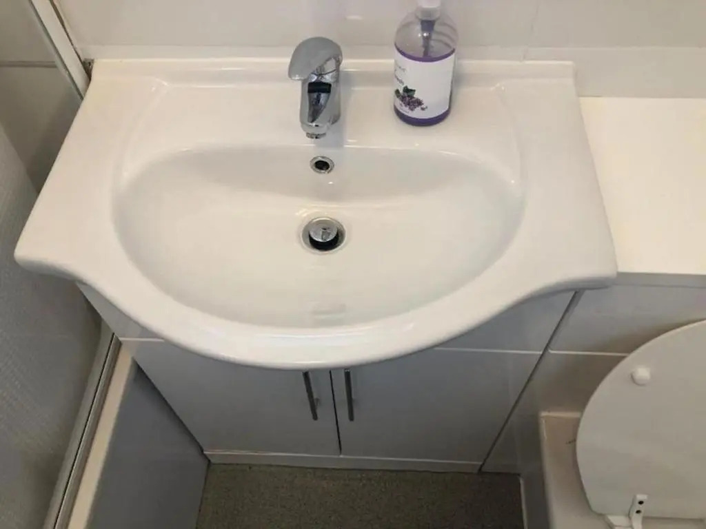 Small Modern Comfortable 2 Bedroom Apartment - Cmyr