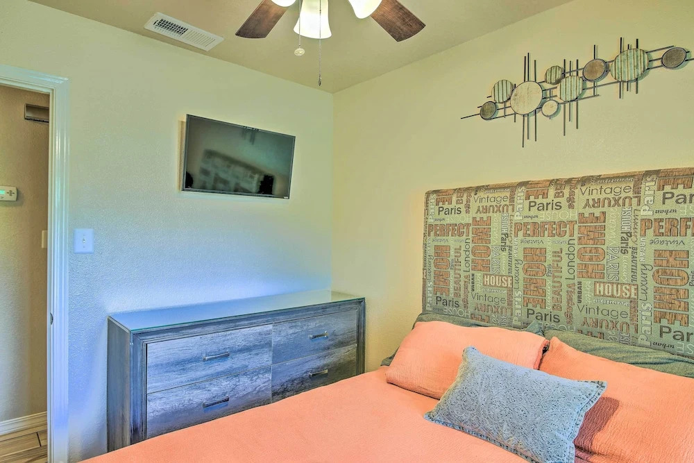 San Antonio Oasis w/ Hot Tub, Pool & Outdoor Bar!