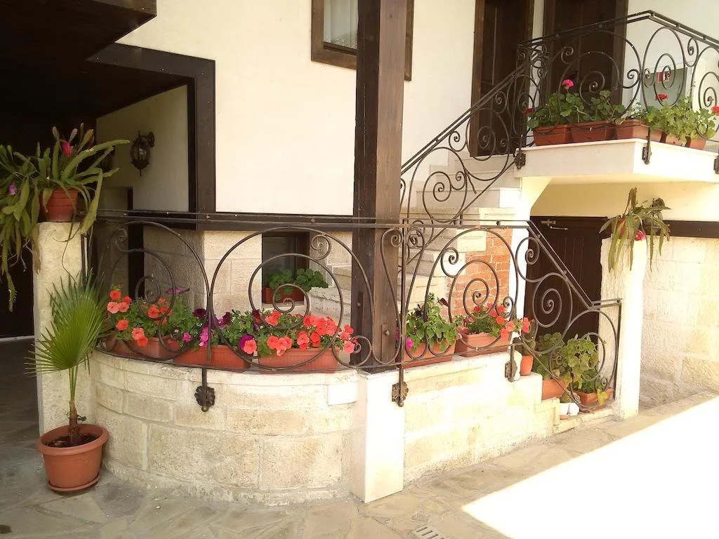 Guest House Black Lom