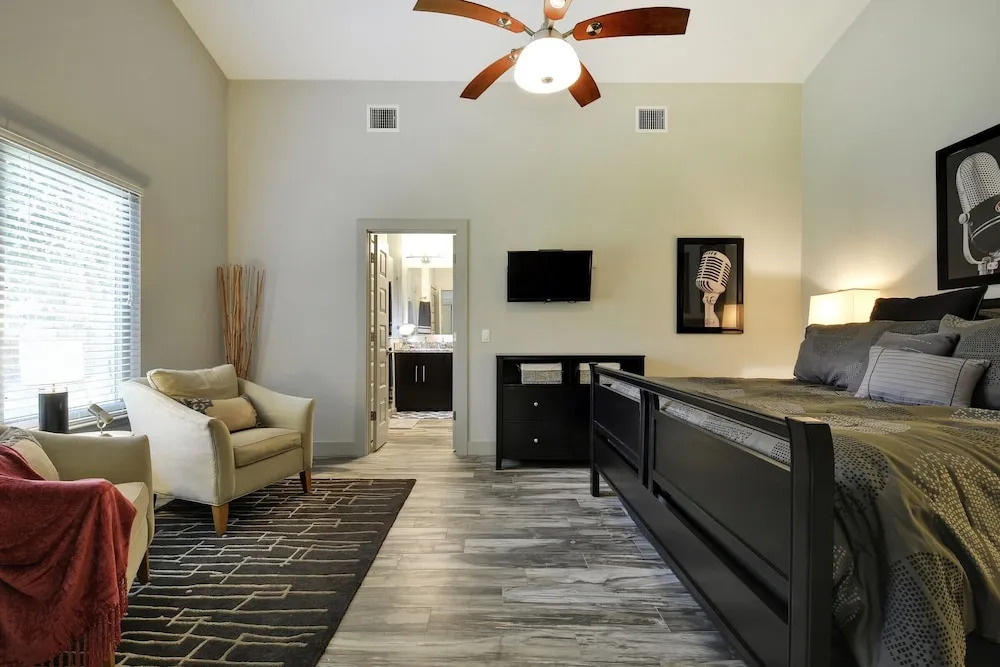 3BR Tree Shaded Home in Austin by RedAwning