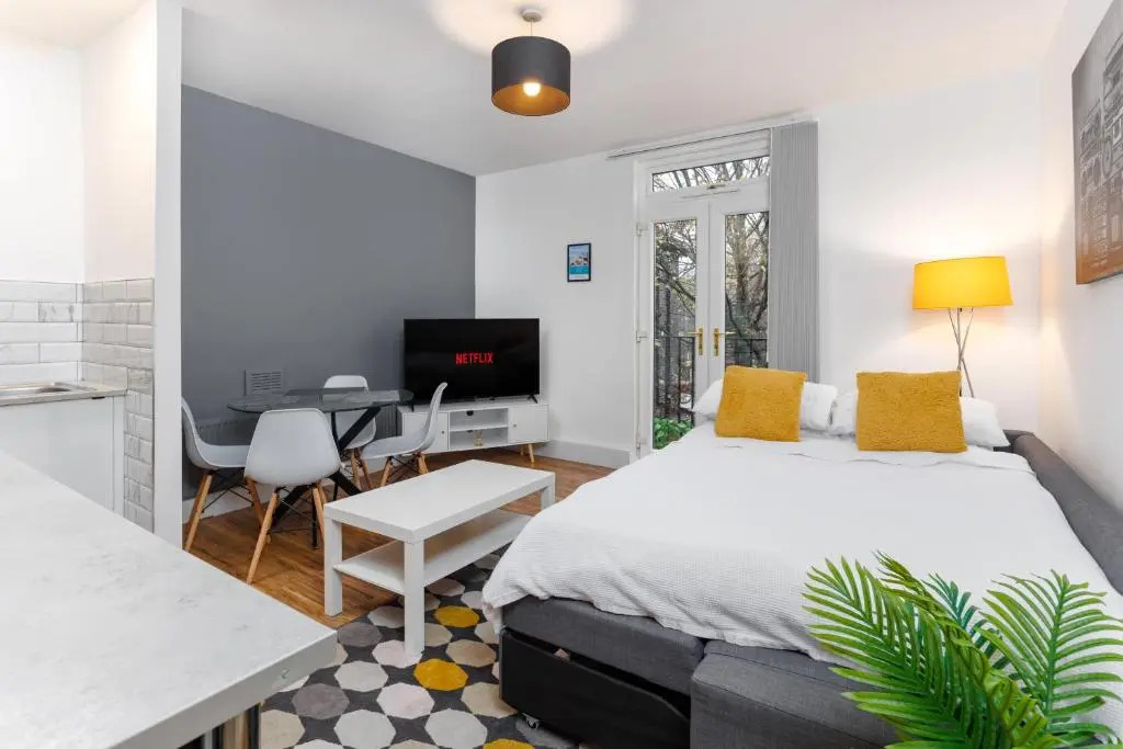 FLATZY - Stylish Abode on Doorstep of Sefton Park *10 minutes to Centre*