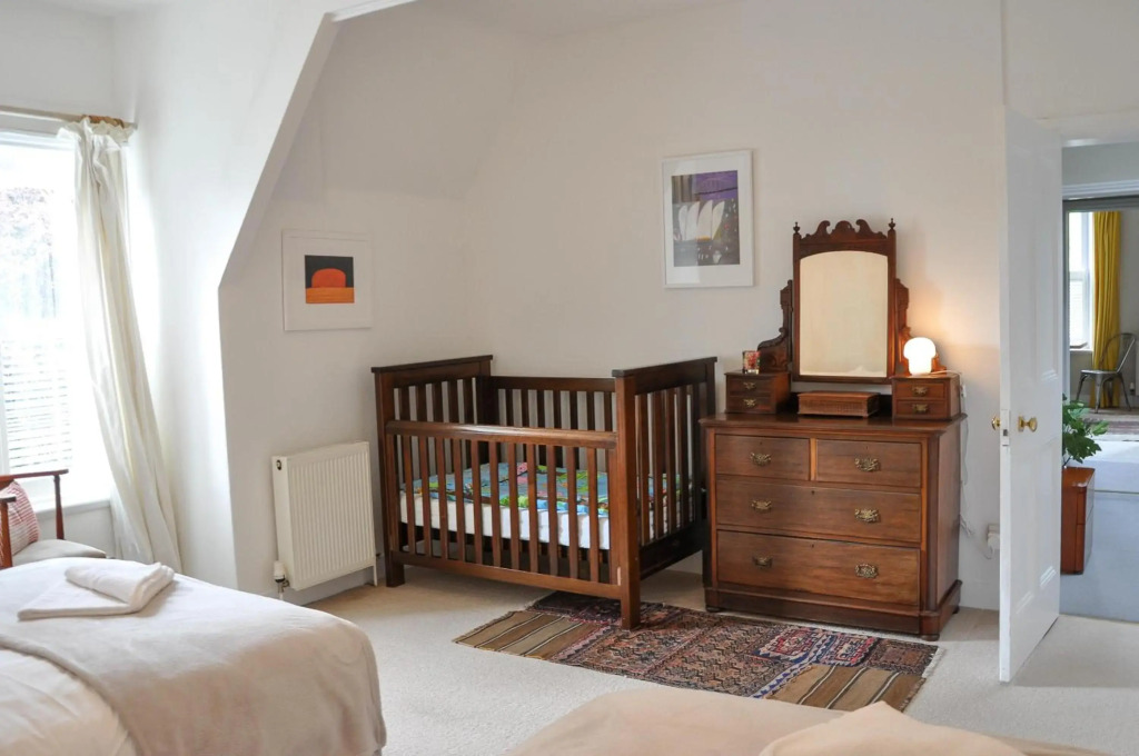 3BR Characterful Victorian Flat in Cheltenham, Cotswolds - Sleeps 8, FREE Parking, A walk away to local shops and Montpellier