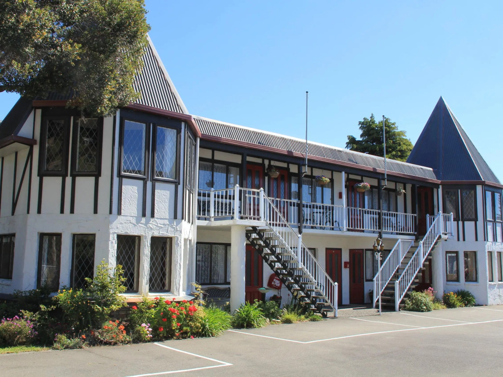 Castles Motel & Driftwood Motel