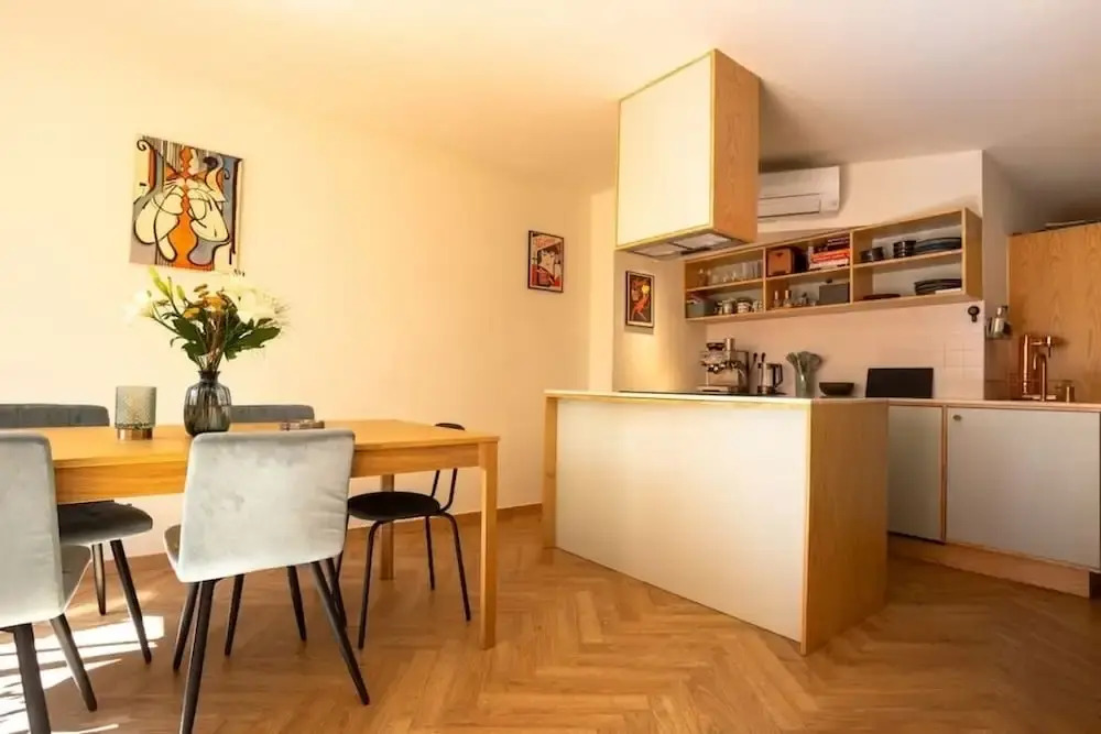 Alegr0 · 60s Chic Central Apartment w/ Garden