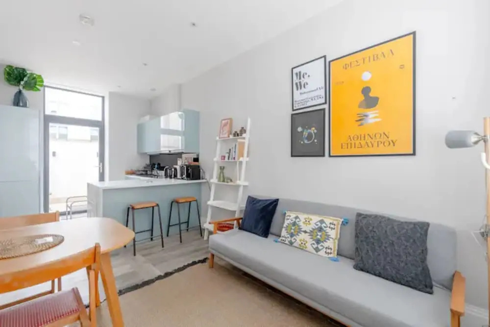 Chic 1BD Flat W/patio - 2 Mins From Baron's Court!
