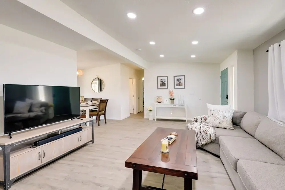 Mtn-view Home w/ Hot Tub: 8 Mi to Joshua Tree!