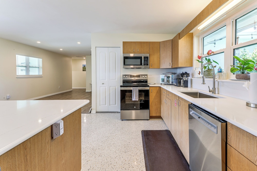 Heated Pool w/ No Fee! Vero Beach Oasis Near Ocean